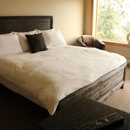 Moon Water Lodge Malahat Extérieur photo