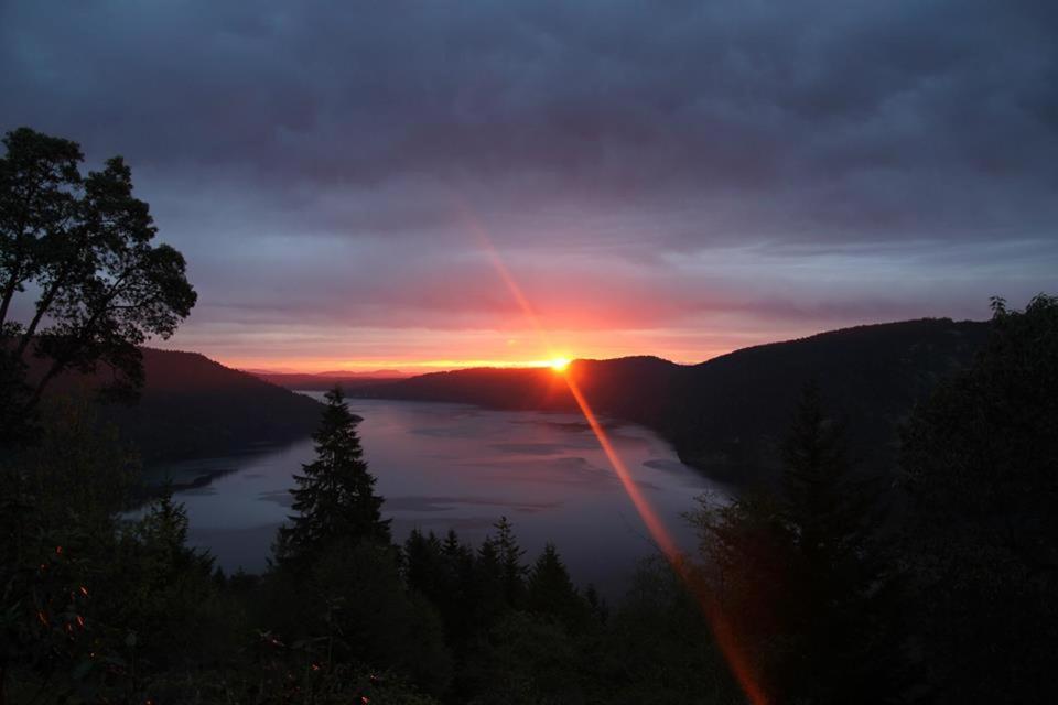 Moon Water Lodge Malahat Extérieur photo
