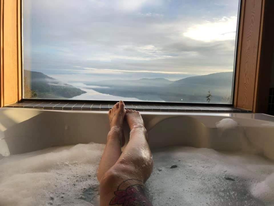 Moon Water Lodge Malahat Extérieur photo