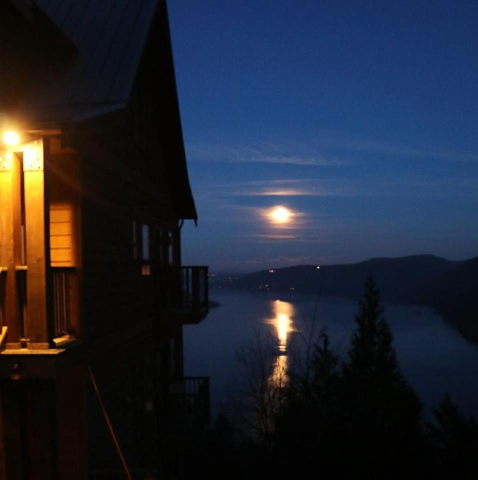 Moon Water Lodge Malahat Extérieur photo