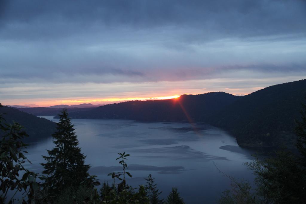 Moon Water Lodge Malahat Extérieur photo
