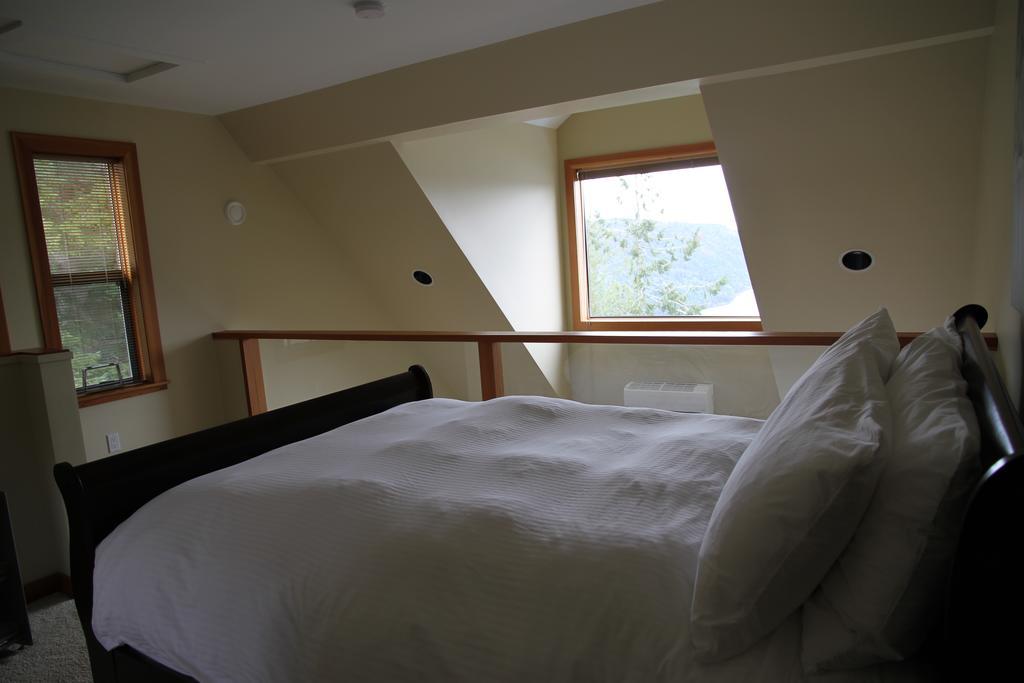 Moon Water Lodge Malahat Extérieur photo