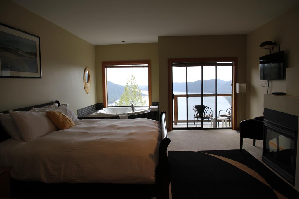 Moon Water Lodge Malahat Extérieur photo