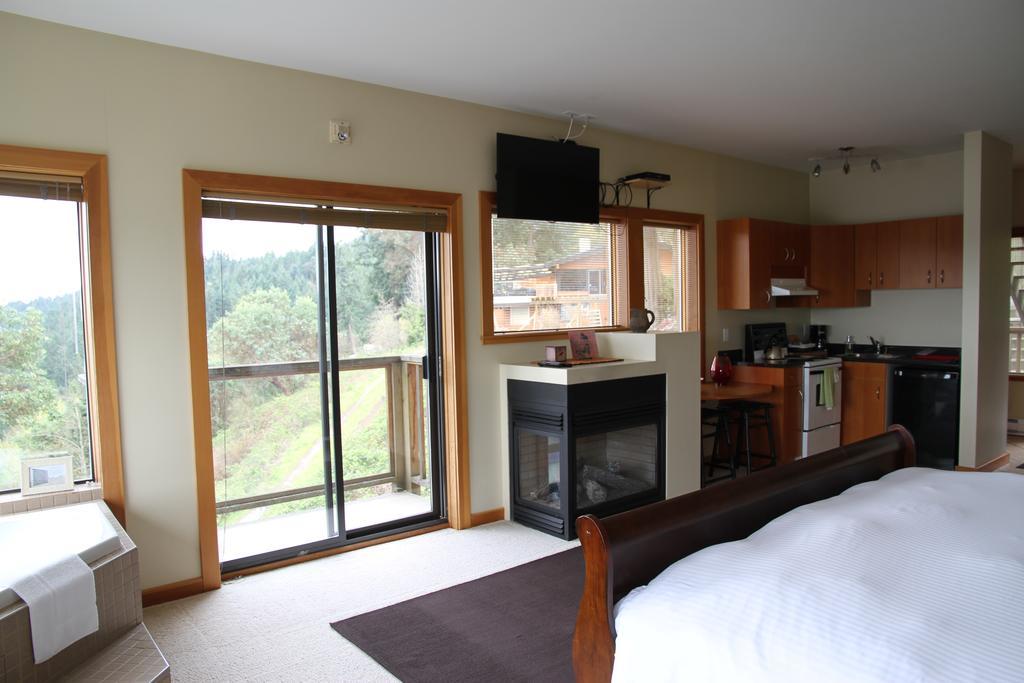 Moon Water Lodge Malahat Extérieur photo