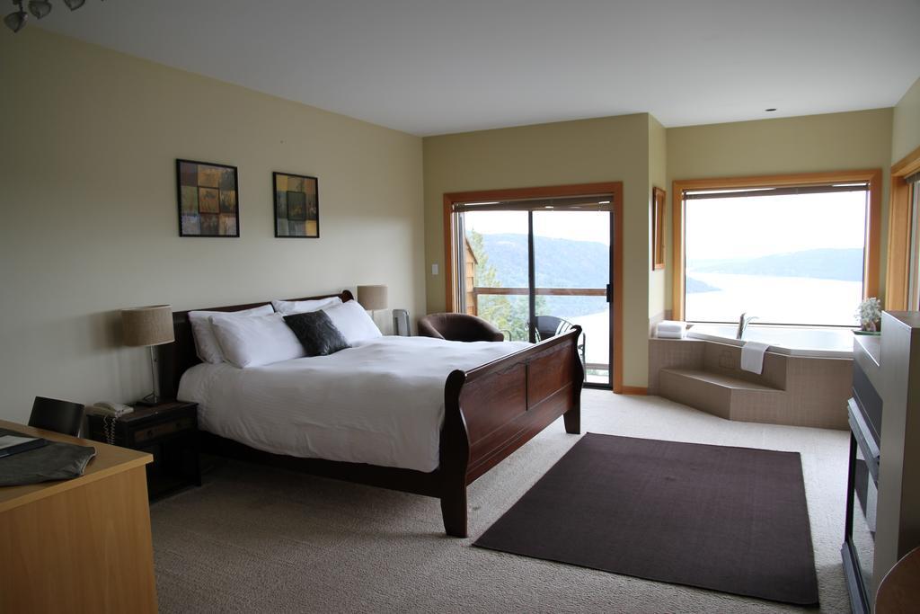 Moon Water Lodge Malahat Extérieur photo