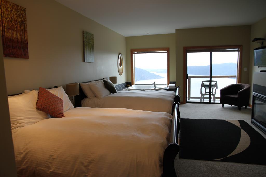Moon Water Lodge Malahat Extérieur photo
