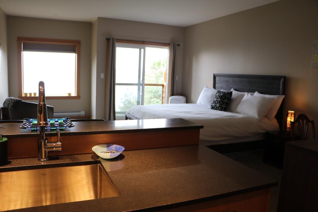 Moon Water Lodge Malahat Extérieur photo